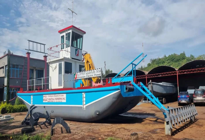 single propeller service boat