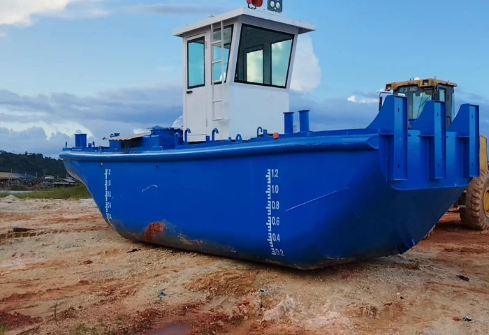 Многофункциональная одновинтовая сервисная лодка